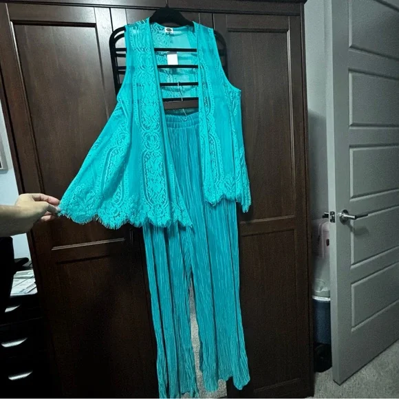Fashion Nova set of trousers and a lace west ,color Tiffany,for tall women 5.92+ - Picture 4 of 16
